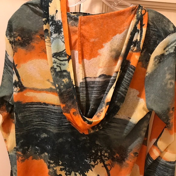 Cool top with hood😋 - Picture 2 of 2